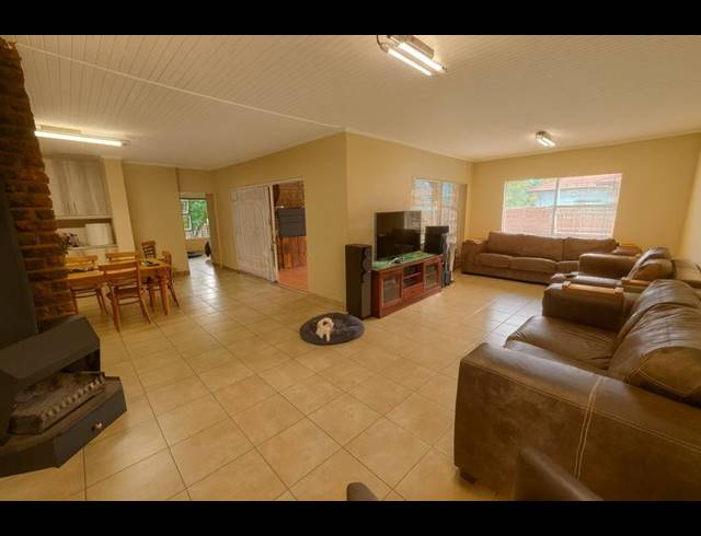 6 BEDROOM HOUSE FOR SALE IN HENNOPSPARK